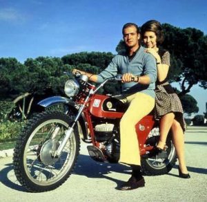 Juan Carlos I y Reina Sofia en moto   (3)