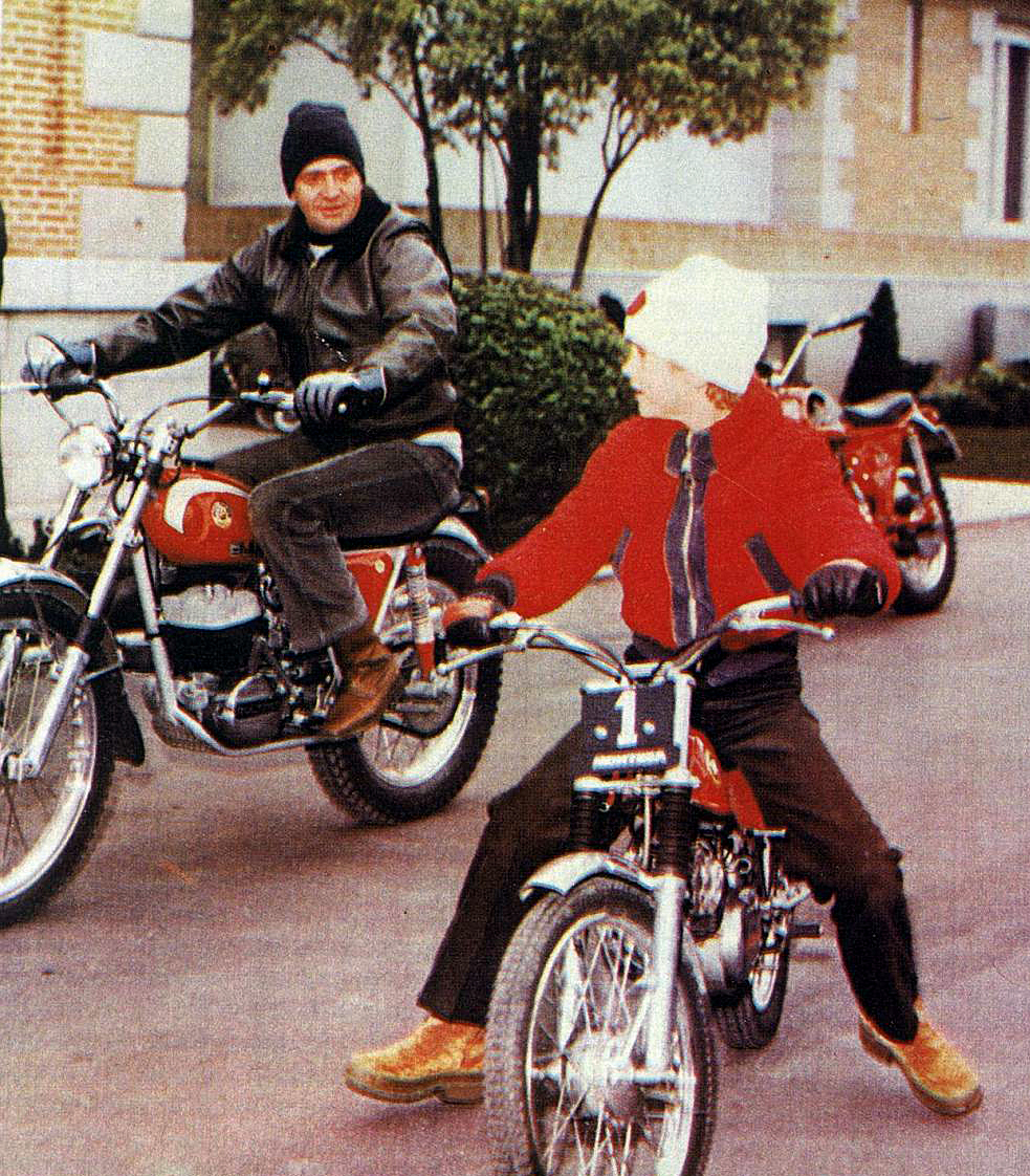 Juan Carlos I y Felipe Principe de Asturias en moto